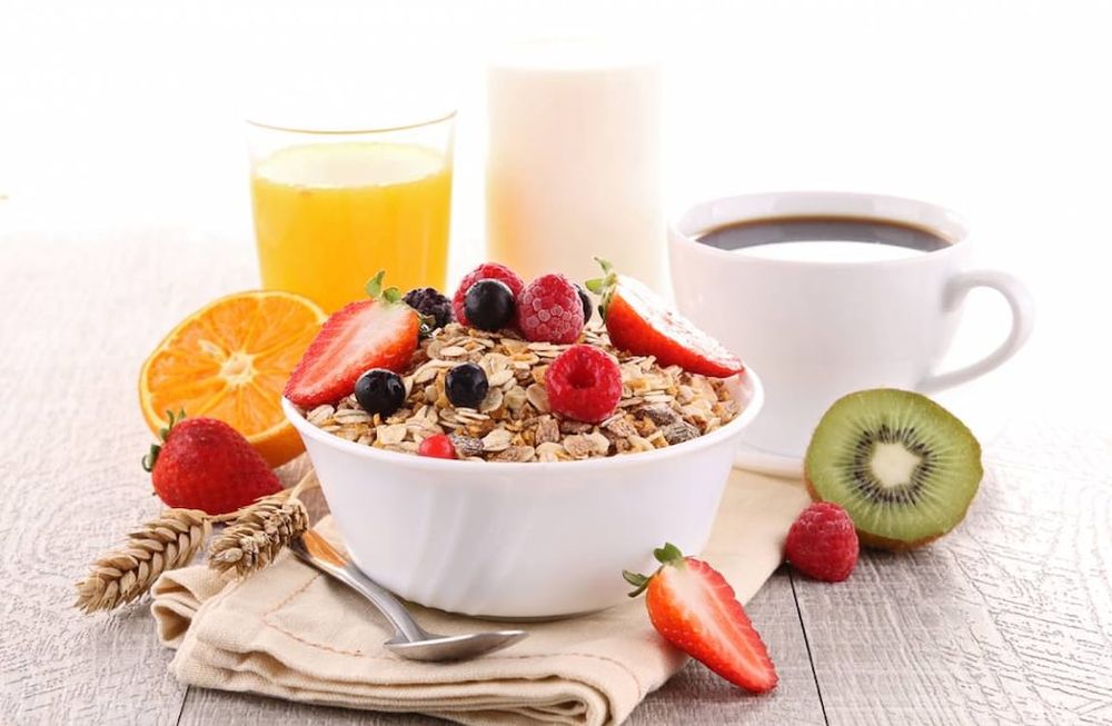 Lácteos, cereales y frutas en el desayuno