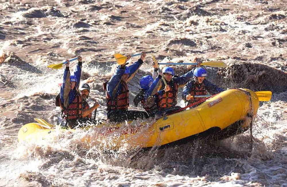 Los turistas en Mendoza aprovechan la alta montaña de Mendoza para hacer actividades como rafting y tirolesa. Foto: Mariana Villa / Los Andes