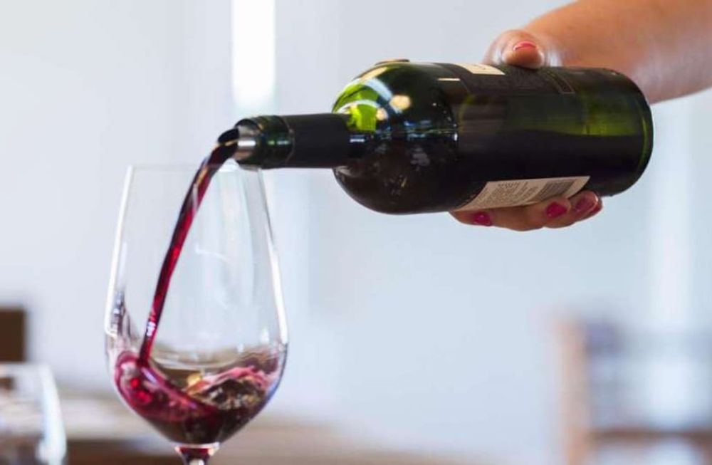 En vez de alertas sanitarias como en cigarrillos, sólo se debe incluir información sobre un consumo moderado, responsable. / Imagen ilustrativa: Archivo