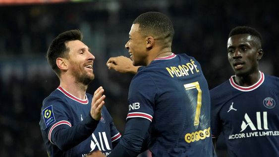 El Paris Saint Germain lució una indumentaria especial para homenajear el séptimo Balón de Oro conseguido por Lionel Messi. (AP)