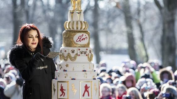 Fans de Elvis Presley festejaron su 80 cumpleaños en pleno frío