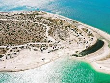 parece el caribe, pero esta en argentina: la playa de agua cristalina y arena clara que pocos visitan