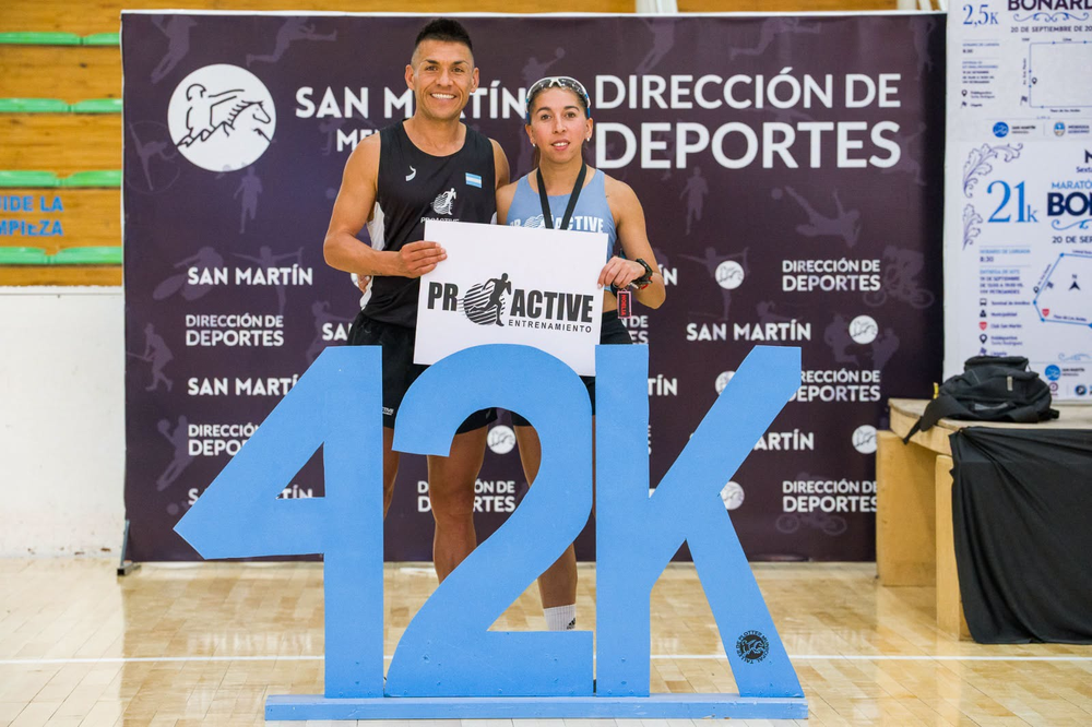 Los dos grandes protagonistas de la maratón esteña en 42k, Bruno Barsotti y Noelia Rodríguez.
