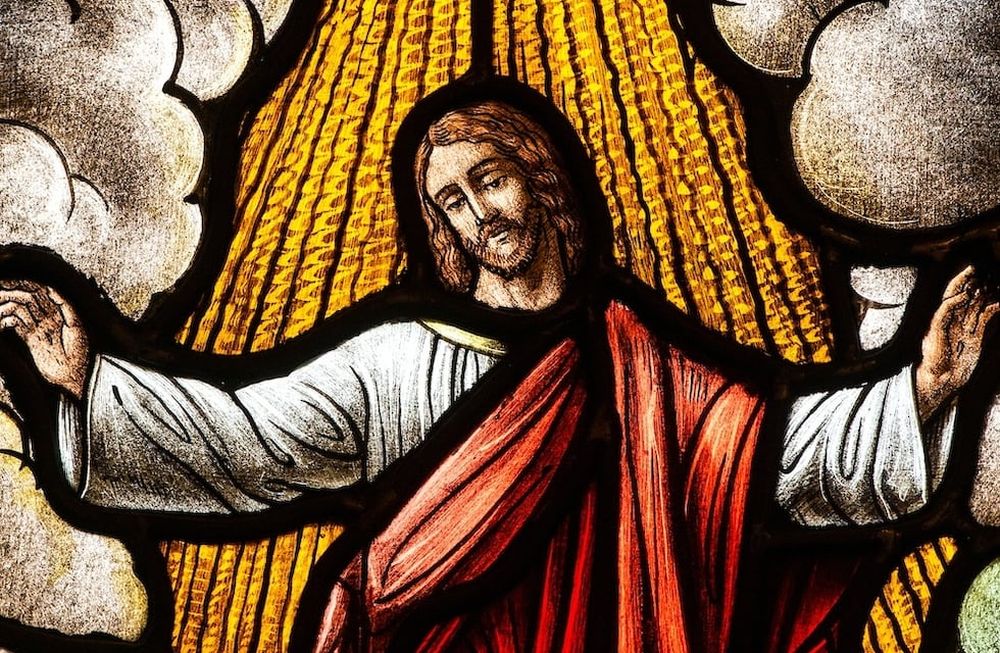 “Cuando lleguen aquellos días, después de la gran tribulación, la luz del sol se apagará, no brillará la luna, caerán del cielo las estrellas y el universo entero se conmoverá.