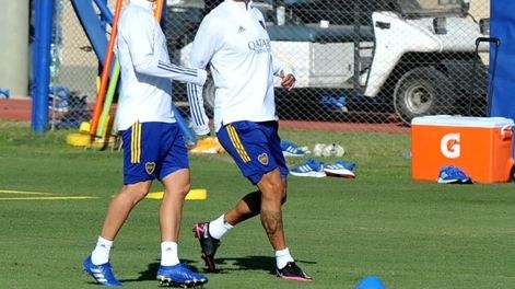 En la práctica, hubo divertido desafío entre Cristián Pavón y Edwin Cardona. / Gentileza.