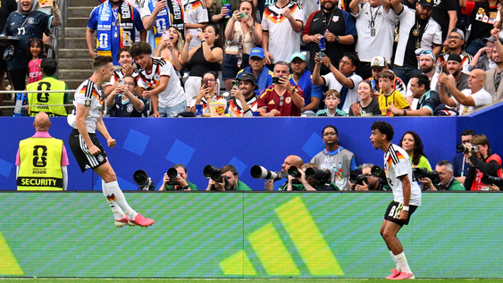 Nico Schlotterbeck de Alemania celebra tras marcar el 2-1 junto a Nathaniel Brown.