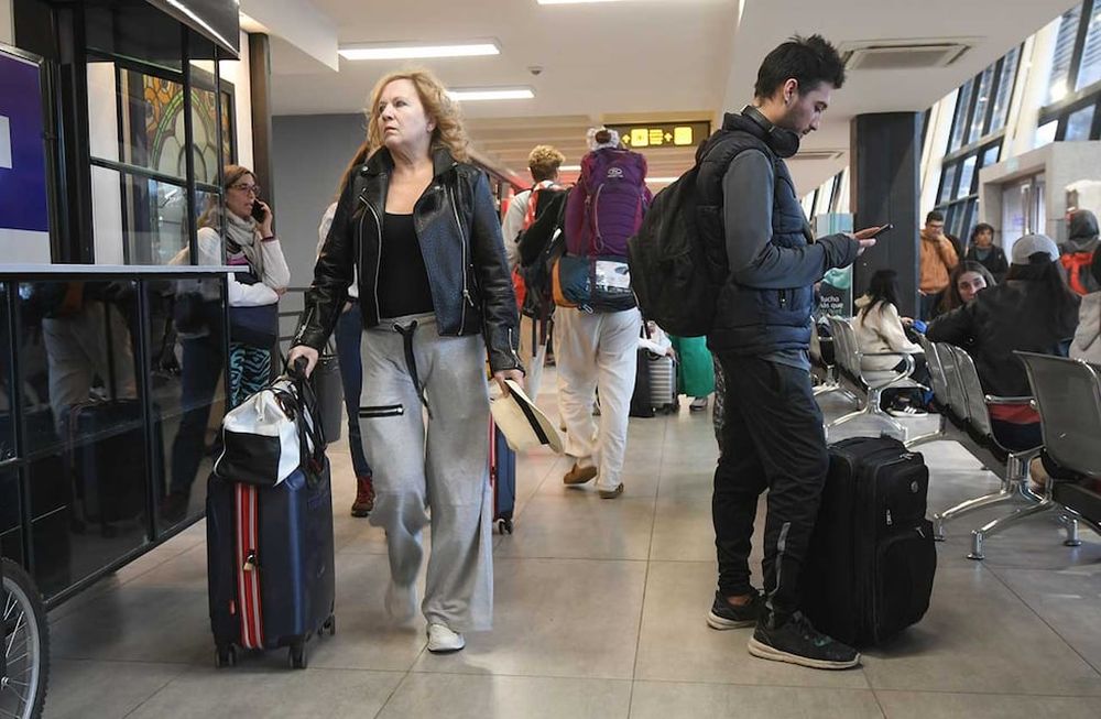 La capacidad hotelera en Mendoza con un porcentaje muy alto de ocupación por el fin de semana extra largo. Turistas  en la terminal de ómnibus / Foto: José Gutierrez / Los Andes