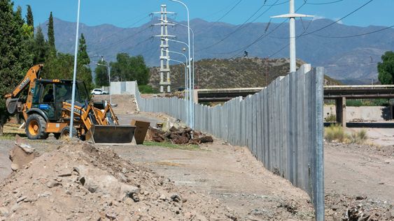 El levantamiento de la muralla se realiza sobre el área donde se han registrado los mayores hechos de inseguridad. Representará el 25% del cierre de todo el predio.