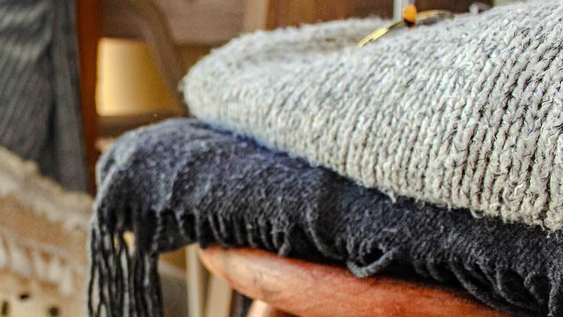 una experta en moda revela el truco definitivo para que no salgan pelotitas en los sueteres de lana