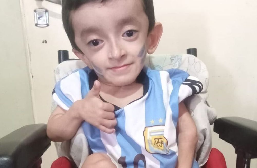 El niño mendocino sufre de huesos de cristal (osteogénesis imperfecta) y es fanático de la Selección Argentina. Pero, además de la Scaloneta, es admirador de Julián Álvarez.