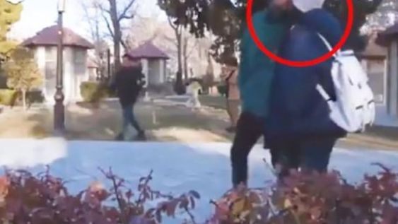 Cualquier muestra de contacto físico, exhibidas entre hombres y mujeres, está prohibida en las cadenas de televisión oficiales. Gentileza: Tiempo Sur.