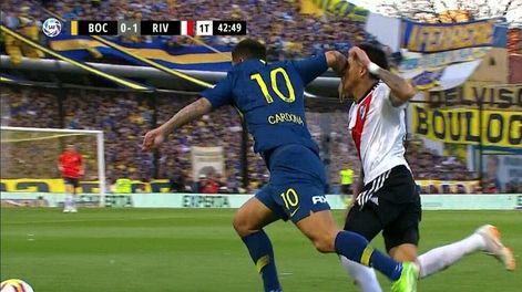 El terrible codazo de Cardona que Vigliano sancionó con amarilla