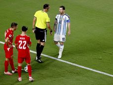 El fuerte cruce entre el capitán argentino y el árbitro del encuentro Wilton Pereira Sampaio Pinheiro.