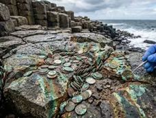 Las monedas se oxidaban y expandían y podían ejercer presión sobre toda la columna de roca que tenían encima, empujándola hacia arriba.