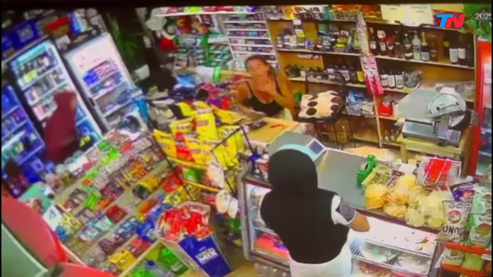 Se resistió a un robo y les arrojó un tacho de basura a los delincuentes.