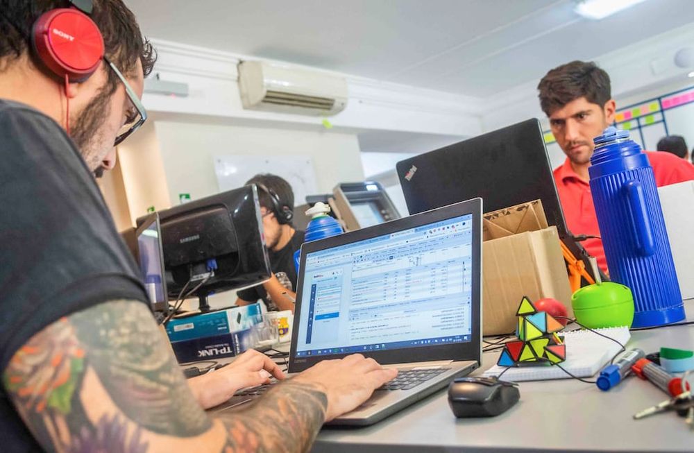 En la actualidad el 58% de los empleados que trabajan en esta industria cuenta con una carrera universitaria y se desarrollan en áreas de conocimientos específico. / Foto: Ignacio Blanco