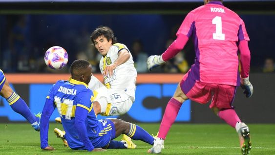 La jugada del penal: Malcorra intentó patear al arco, pero la pelota dio en la mano de Advíncula y el árbitro cobró penal. Después apareció Rossi para atajarlo.