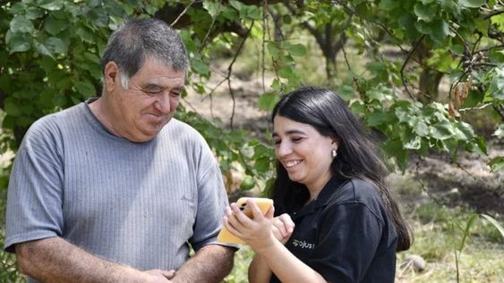 María Fernanda con su padre Miguel Angel, quien posee una finca de damascos en Maipú y vive la difícil realidad de los pequeños productores.