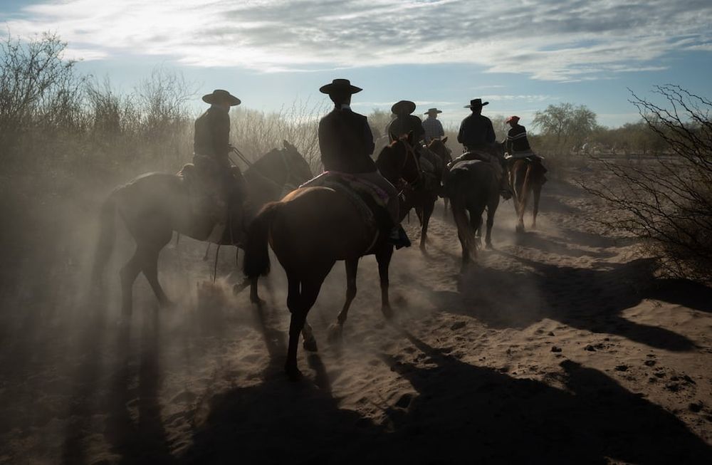 Quinta Edición, Cabalgata en Semana Santa Uniendo Capillas en el desierto de Lavalle.Organizada por la Agrupación Gaucha Algarrobo Histórico salen desde Villa Tulumaya y llegan a Capilla de Lagunas del Rosario pasando por la capilla de Asunción y capilla de San José. La cabalgata dura cuatro días y se recorren unos 100 km por el desierto del departamento de Lavalle.Foto: Ignacio Blanco / Los Andes