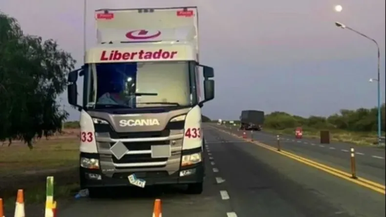 Un camionero mendocino manejaba alcoholizado y atropelló a un policía en San Juan.