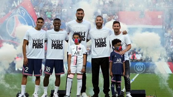 Achraf Hakimi, Georginio Wijnaldum, Gianluigi Donnarumma, Sergio Ramos y Lionel Messi posan antes del partido con el Racing de Estrasburgo.