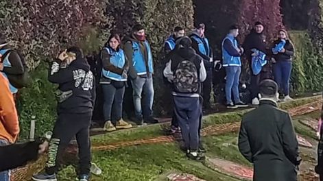 Un hombre de 29 años murió en la previa al partido, mientras saltaba arriba de la A junto al Obelisco.