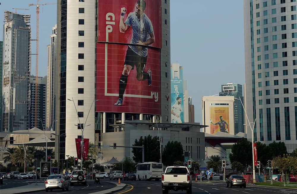 Un cartel que representa al jugador uruguayo Luis Suárez cuelga de la fachada de un centro comercial de Doha, Catar, el pasado viernes 18/11. EFE/ Antonio Lacerda