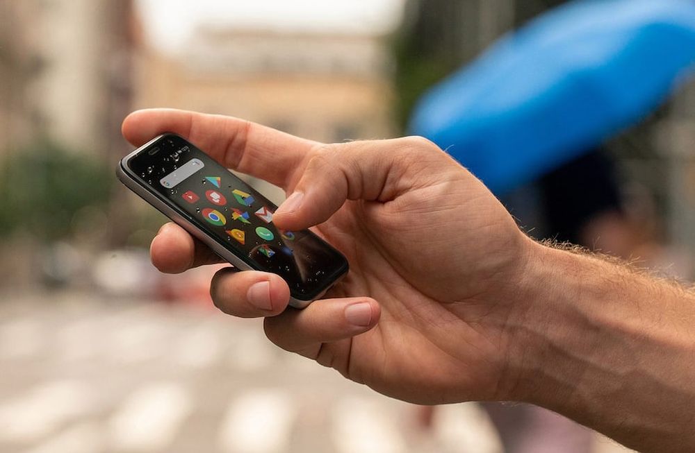 Llegar con los dedos a todas las funciones que se muestran en la pantalla siempre fue una buena forma de medir la conveniencia de un teléfono.