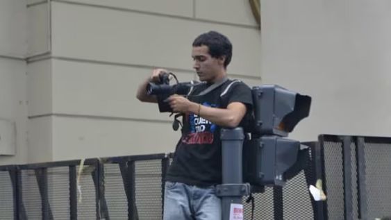 El fotógrafo herido durante los incidentes en la marcha de barrabravas y jubilados, cuando recibió el impacto de una cápsula de gas lacrimógeno en su cabeza (Gentileza)