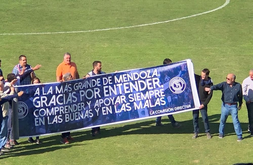 Con una bandera, Independiente agradeció el apoyo de los hinchas