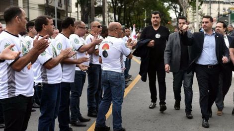 Los hijos de Bolsonaro lideran la campaña del líder apuñalado