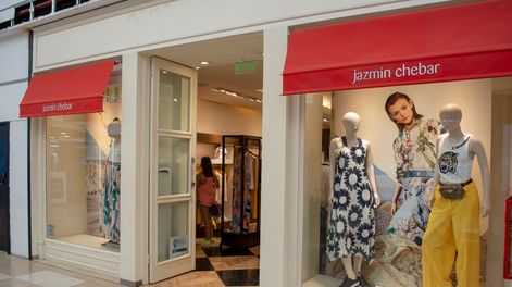 Jazmín Chebar, deleitó a clientas y amigas con un avance de su colección de temporada