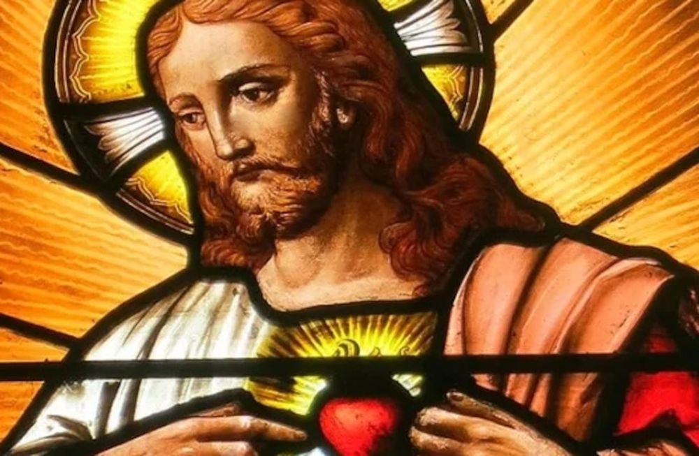 Jesús  le dijo: “Ustedes, los fariseos, limpian el exterior del vaso y del plato; en cambio, el interior de ustedes está lleno de robos y maldad. ¡Insensatos!