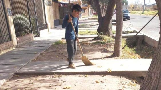 Ulises (10) barría veredas para comprarse un par de botines y guantes de arquero. Ahora pide que las donaciones vayan a otros niños que no pueden comprarlos.