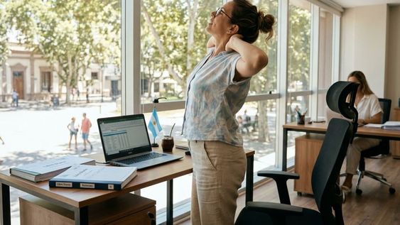 deja todo: hace estos 3 ejercicios que recomiendan hacer los expertos si trabajas sentado