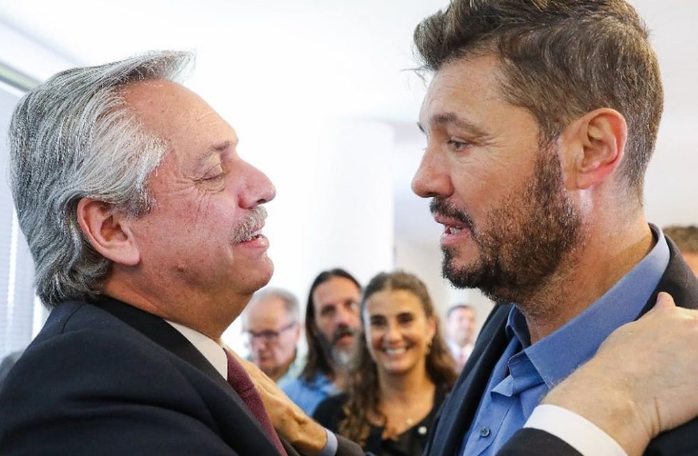 Tinelli se quejó del dólar blue a $280. En la foto de archivo, se ve al conductor junto al presidente Alberto Fernández, a quien apoyaba en la Mesa contra el Hambre. (Archivo)