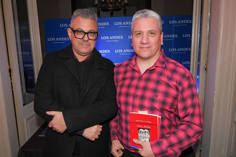 Rubén Valle (secretario general de Redacción de Los Andes) y Fernando G. Toledo (editor de Cultura y Espectáculos de Los Andes): colegas y protagonistas de la velada de presentación del libro Cruz y ficción.