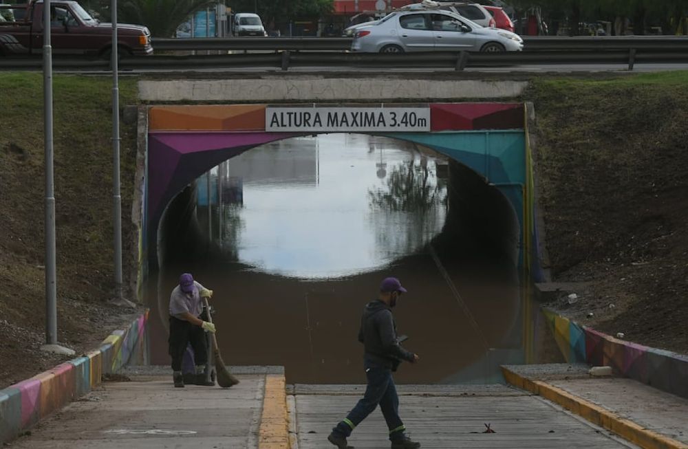 El túnel del Shopping volvió a inundarse con la tormenta de este miércoles y desde la Municipalidad de Guaymallén aclararon que una de sus funciones es la de reservorio de agua. Foto: Ignacio Blanco / Los Andes.