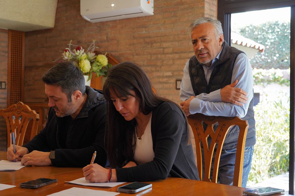Luis Petri junto a Alfredo Cornejo, quien supervisó la inscripción del funcionario nacional y la radical Pamela Verasay como candidatos a diputados nacionales.