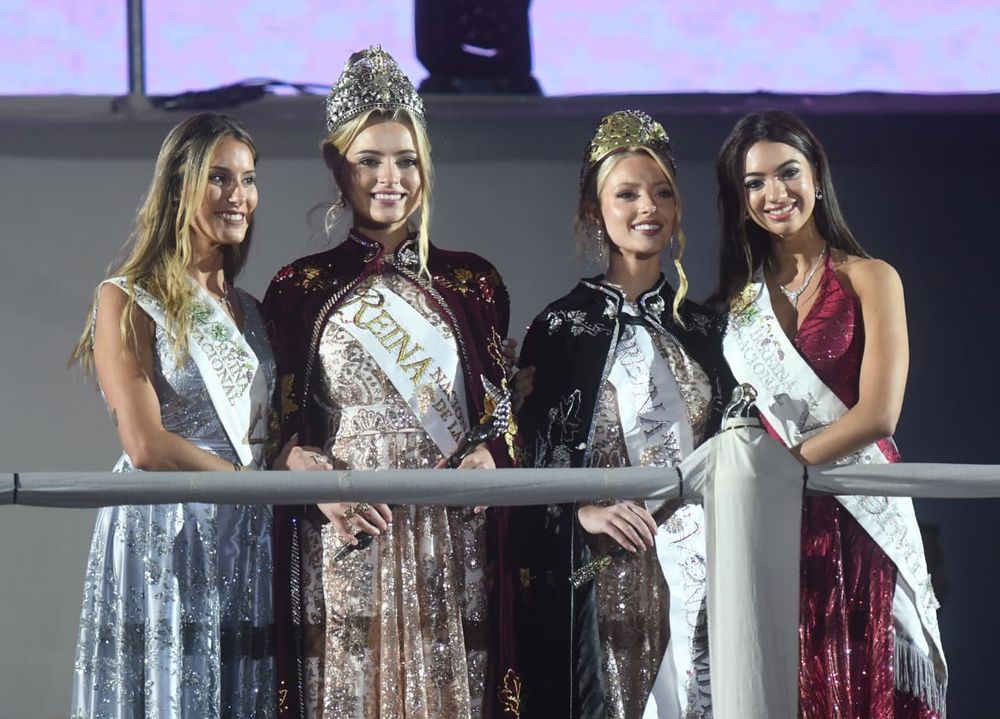 Azul Antolínez, reina nacional de la Vendimia 2026 junto a Alejandrina Funez, reina saliente, Agustina Gicomelli, nueva virreina y Sofía Perfume, virreina saliente.