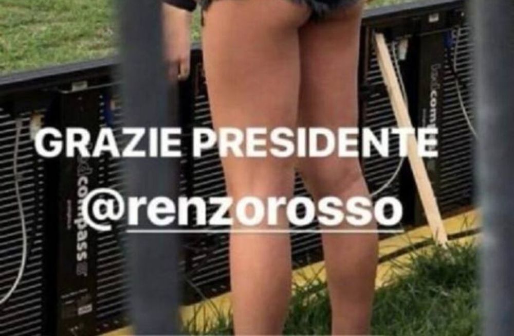 Polémica por las jugadoras de voleibol que son las nuevas pasapelotas del Vicenza Virtus