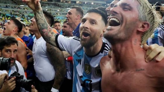 Lionel Messi y Rodrigo de Paul celebran el triunfo de Argentina sobre Brasil en las eliminatorias hacia el Mundial 2026. Nuestra Selección atraviesa un momento espectacular.