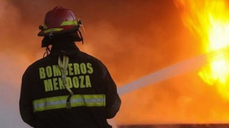 Un incendio registrado durante la madrugada de este martes provocó importantes daños en una vivienda ubicada en el barrio 28 de Julio, en Luján de Cuyo.