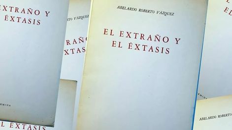 El extraño y el éxtasis fue el único libro publicado por Abelardo Roberto Vázquez, poeta, hijo del poeta (y casi homónimo) Abelardo Vázquez.