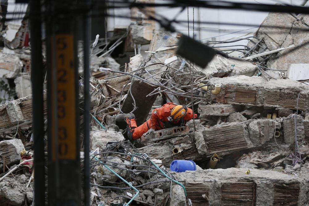 &nbsp;Un integrante de la brigada de Los Topos Aztecas trabaja entre escombros en una jornada de búsqueda y rescate en Cali (Colombia) tras el terremoto del 10 de agosto