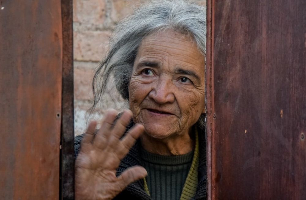 Marta, la mujer que “saluda” a todos en la ciclovía y su foto que emocionó y movilizó a los mendocinos. Foto: Gentileza Juan ignacio Blanco.
