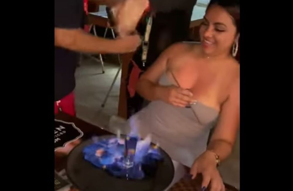 Video: disfrutaba con amigas en un bar de Cacún, le explotó un trago en la cara y sufrió graves quemaduras