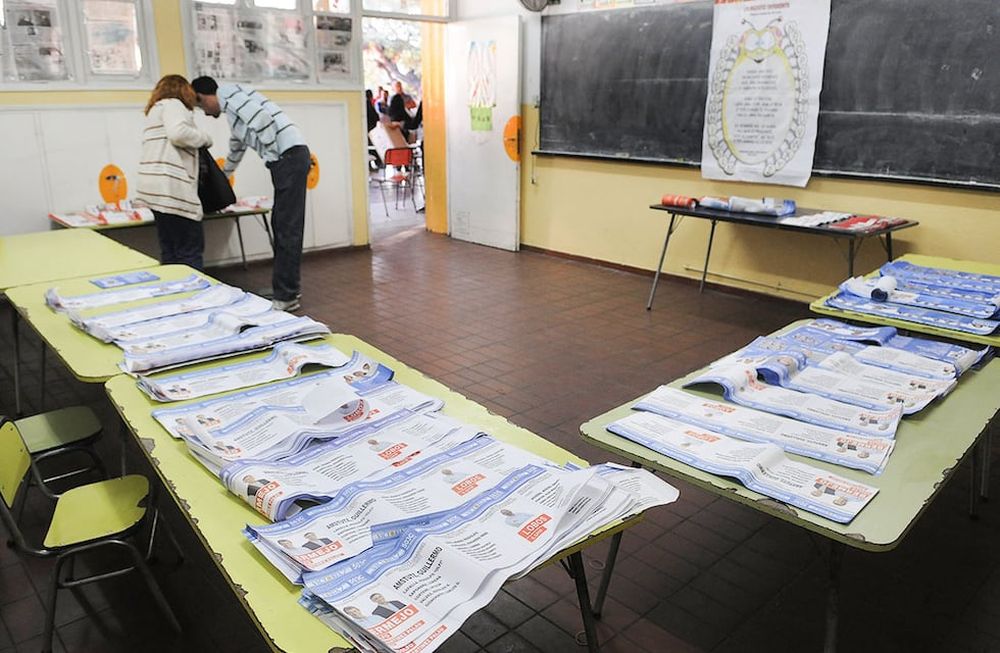 Boletas en el cuarto oscuro en la escuela Leandro Alem del departamento de Guaymallen