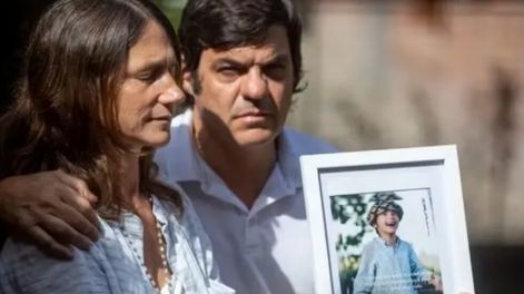 Elena Moreno Vivot y Pablo Lanús junto a un retrato de Santiago. Foto: Rodrigo Nespolo / La Nación