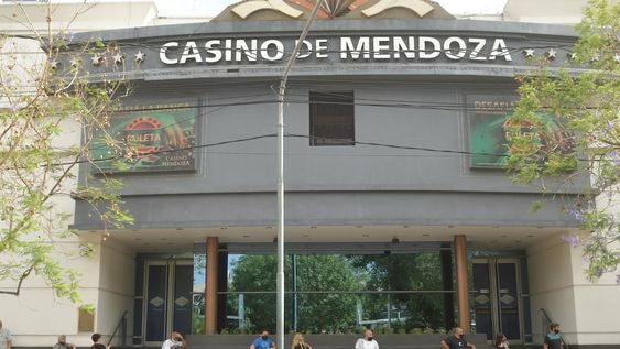 Fila de apostadores para ingresar al Casino de Mendoza